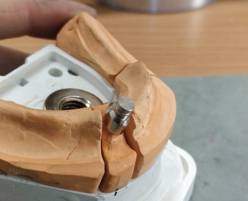 Stiftaufbau aus magnetischer Legierung